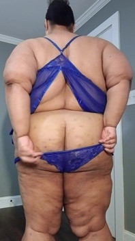 Je joue avec ma chatte en portant ma lingerie sexy !