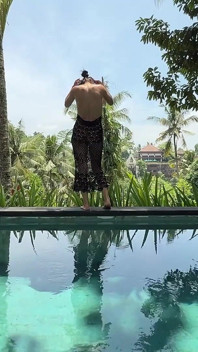 Provocando no vestido see-thru ao ar livre na piscina, strip