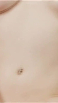 Joven ama de casa amateur se masturba el coño en la lavadora