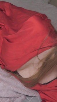 Suamiku adalah seorang cuckold, lihat aku mengisap penisnya, dia meniduri aku dan cum di vaginaku