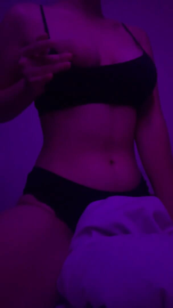 Anjelika Grey: Chica caliente muestra cuerpo