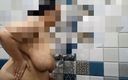Sameer Phunk: Hintli tombul kız arkadaş erkek arkadaşı için banyo yaparken selfie...
