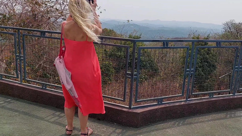 Selena701: Isteri Matang Berambut Perang Menikmati Seks Separuh Telanjang