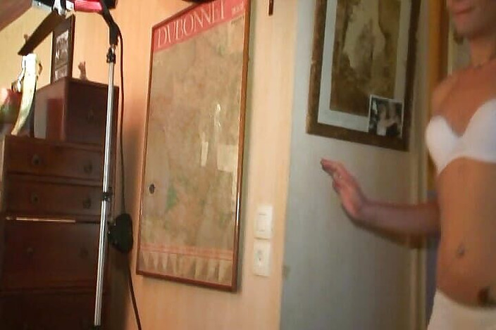 Planete Francaise: 美しいフランスのレズビアンは、大人のおもちゃを共有することを楽しんでいます