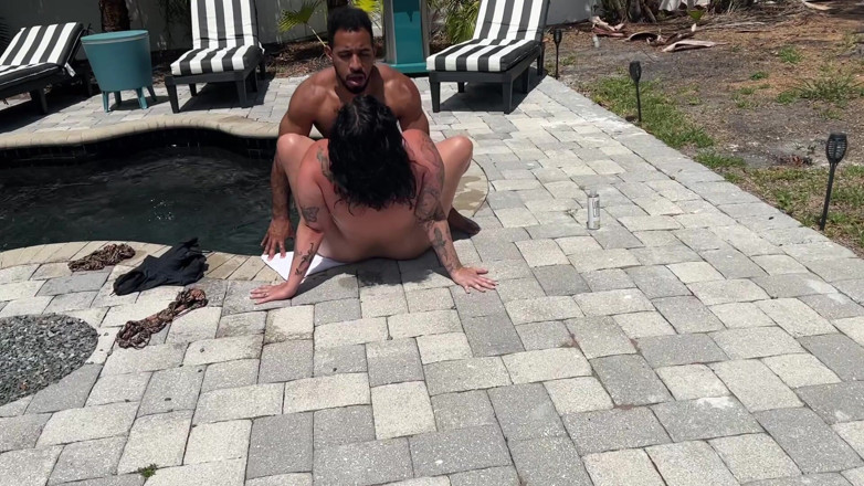 Josie Jaxxon: BBW nimmt monsterschwanz am pool in ihren arsch
