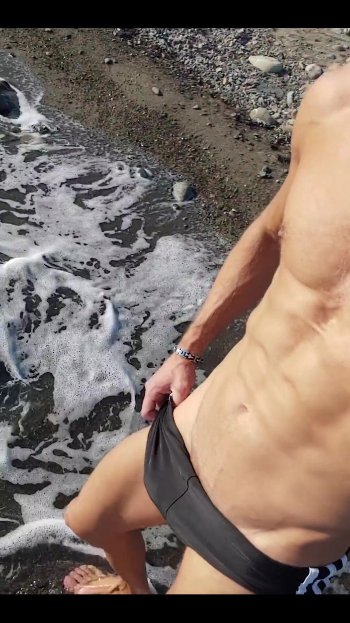 Boy jerking off: Caminhada matinal na praia