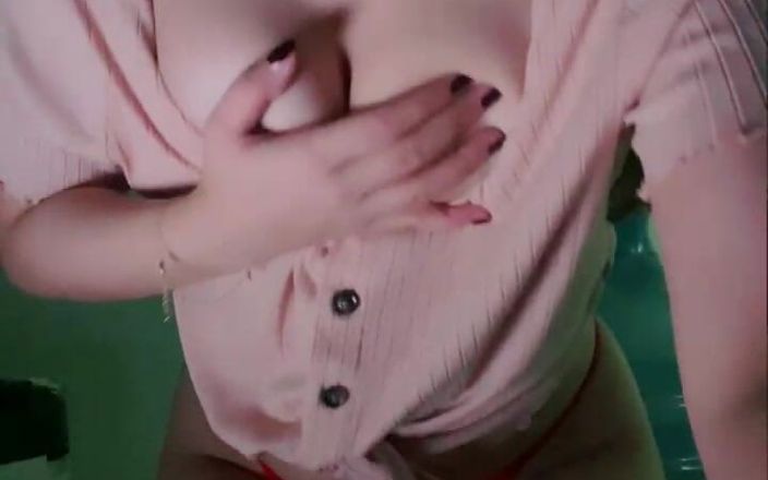 Chinita Wife: Fată asiatică timidă care își expune țâțele perfecte și roz