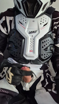 Motocyklista w Gear spust gorąco na siebie