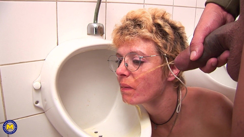 Mature NL: Napalona blondynka dojrzała dziwka ssanie kutasa w toalecie