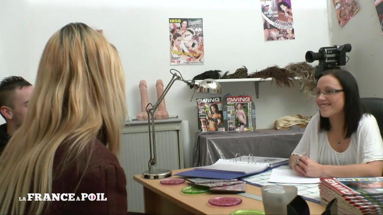 Girls Bang: Blond jebanie odpowiada na rozmowę castingową ze stadniną i dostaje...