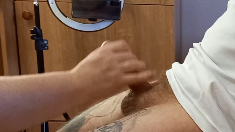 Zona901: Primo piano di una sborrata dalla stimolazione manuale del pene...