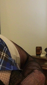 Tesão crossdresser tem um gangbang em sua bunda e garganta