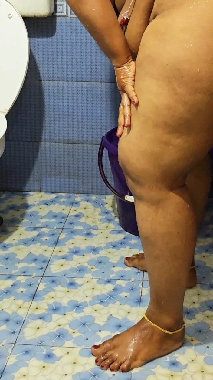 Anne Ipe: Desi-mädchen duscht komplett nackt in ihrem privaten raum