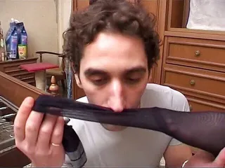年轻人痴迷于尼龙套弄他的鸡巴