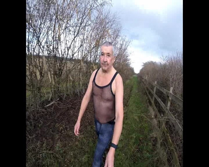 Andy: Cewek ini jalan-jalan sambil pakai baju