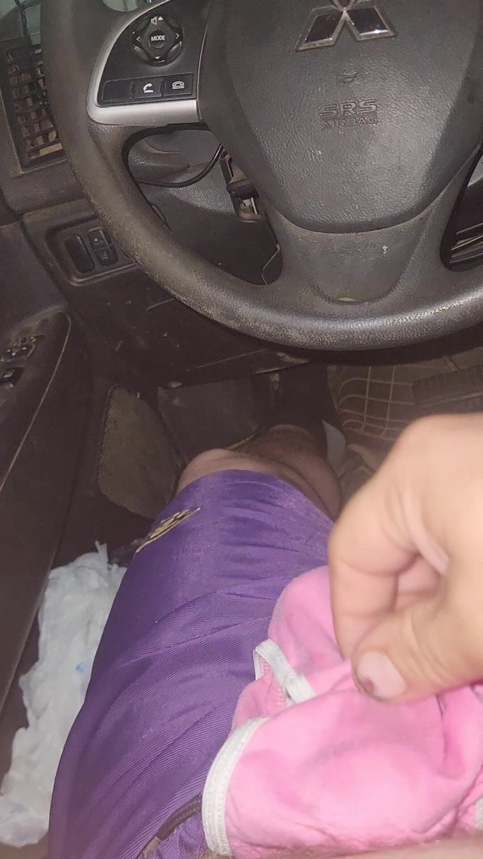 Djk31314: Používání růžových kalhotek k honění v mém autě.