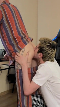Distracted the Guy From the Game, Gave the Twink a Rimming and Fucked Her Hard with a Big Dick and Came