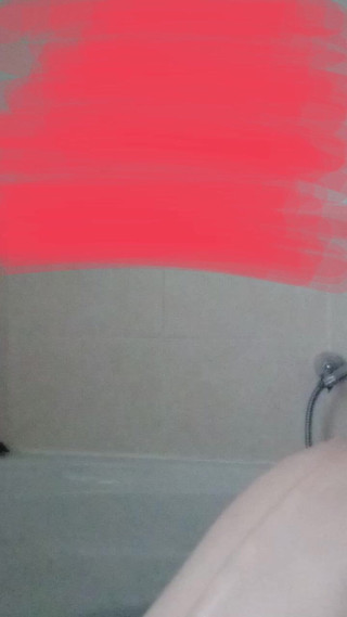 Nudechav: Nudechavbi ve vaně nadržená a mokrá ukazuje všechno a myje...