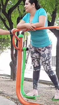 我在公园里找到了我邻居的婊子，她邀请我在她家操她 完整故事