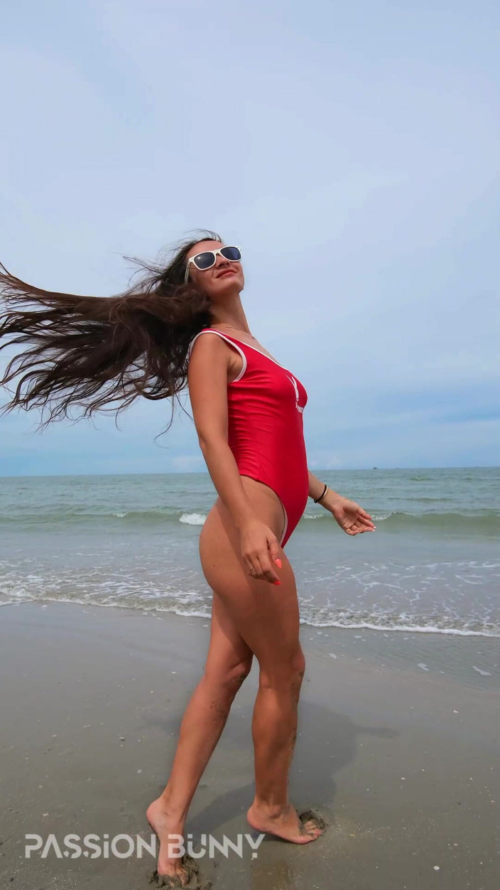 PassionBunny: Tanec a Pohoda Na Pláži V Sexy Bikinách