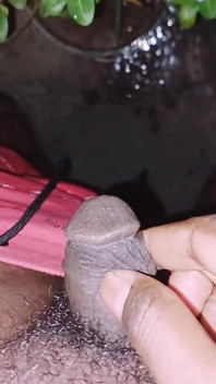 Une trans à pénis mou pisse dans la nature