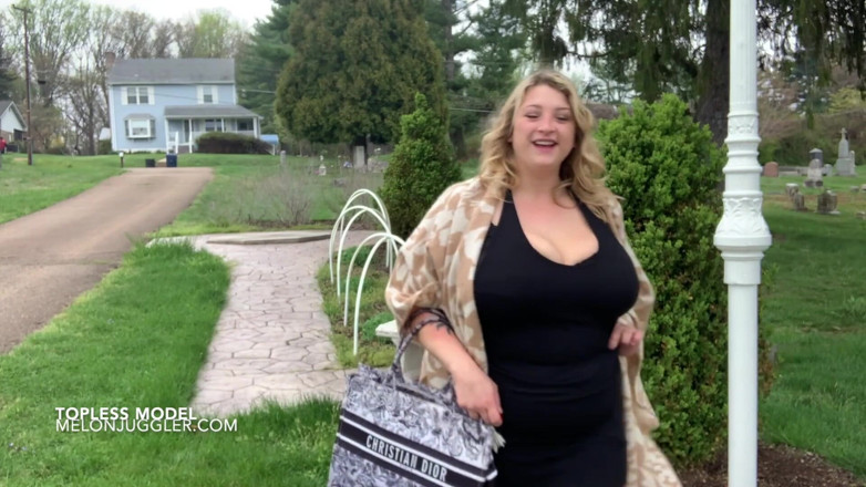 Melon Juggler: Cambria Curves - peitões em topless modelo