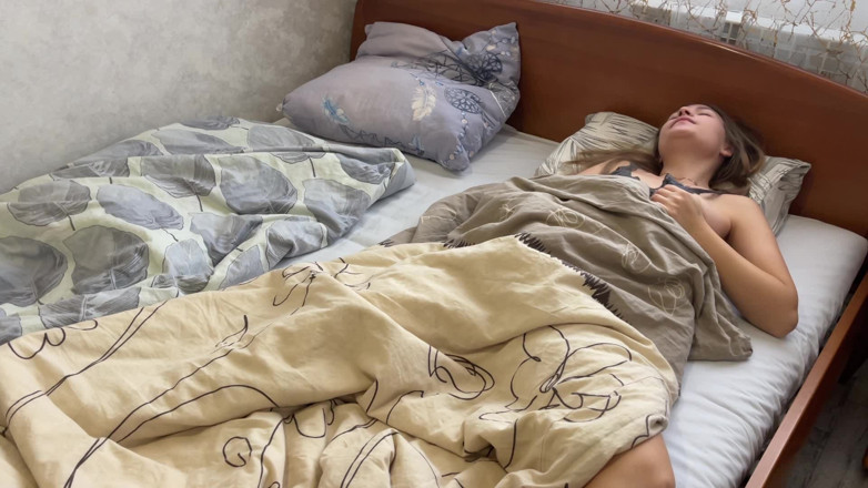 Stacy_via: Masturbação matinal terminou com um doce orgasmo