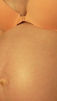 Te mostraré mi gran barriga de embarazada desde diferentes posiciones