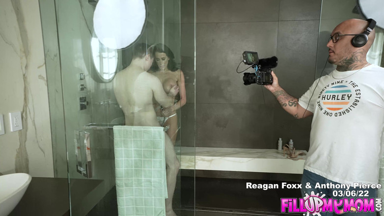Fill Up My Stepmom: Bts - mi madrastra traviesa quiere su coño lleno