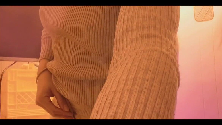 sweethanajapanese: Сексуальная японская киска, маленькая симпатичная девушка в комнате одна