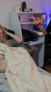 Soția blondă excitată mare și frumoasă abia așteaptă ca soțul ei să se oprească din joc și se face să ejaculeze