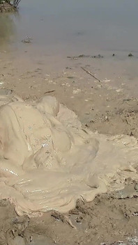 Bain De Boue Dans Une Boue Légère Et Crémeuse - Comme De La Crème Anglaise