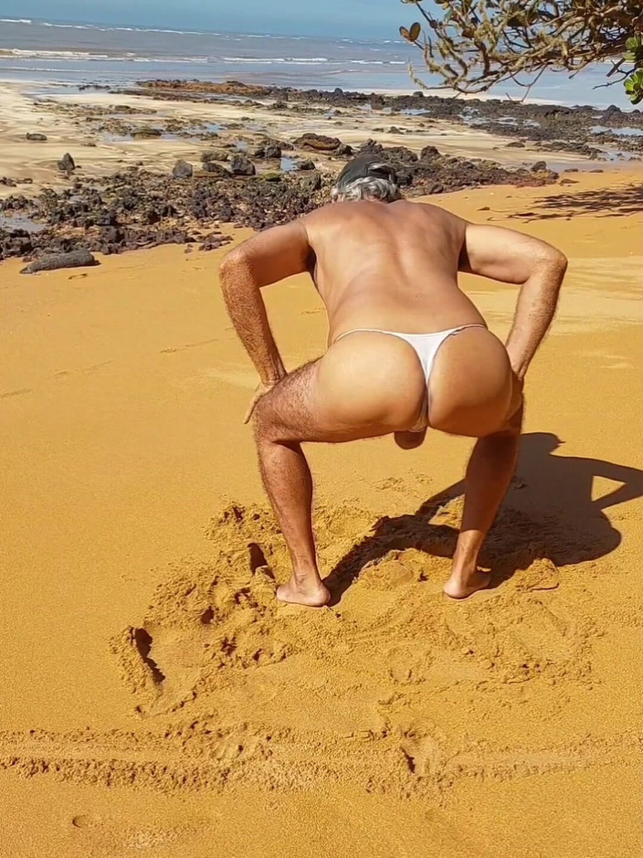 Ladysilvas: Ladysilva crossdresser mostrando su culo caliente en bragas en la...