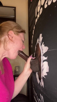 Sexy zrzka Kim Swallows žije až po její jméno