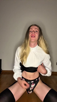 Blondă slabă Femboy călărește pula