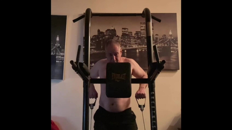 Alex Art: Silný muž masturbuje po tréninku