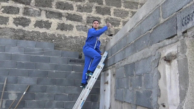 BAD BOYS FUCKERS FROM FRANCE: Pekerja lurus awak dikongkek di luar rumah.