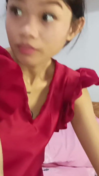 Telefonda porno izliyor ve kendini parmaklıyor - yarak emiyor ve sperm yutuyor