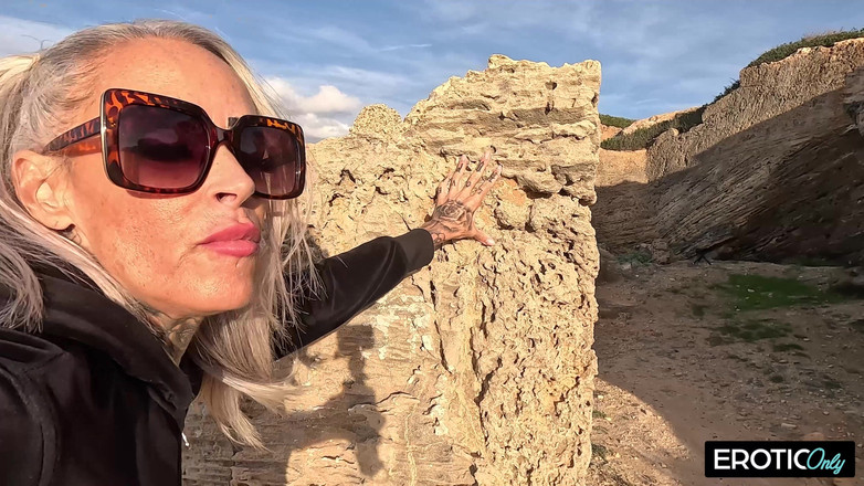 EroticOnlyClips: MATURĂ SEXY BLONDĂ TATUATĂ SAVUREAZĂ SEXUL SĂLBATIC ÎN AER LIBER LÂNGĂ...