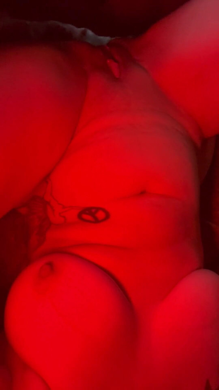 littleanda: Bakış açısı evde yalnız ve azgın amımı parmaklıyor