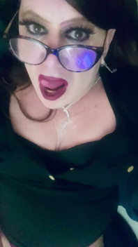 Krissy Sweets hladí její péro