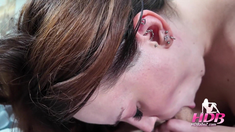 Fuck-Buddies: 221 - 1 Hezká dívka kouří péro a jí sperma