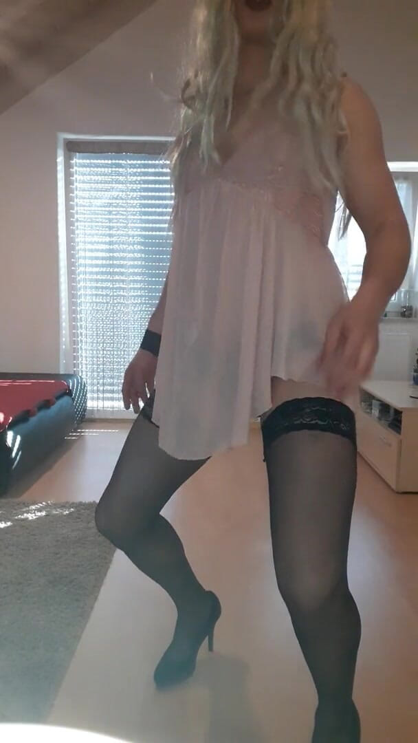 Julia CD: Sexy teen travestito in lingerie