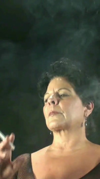 Madura grandota gilf fuma y poses