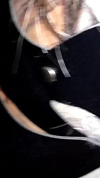 Sdílená děvka manželka si užívá v chatce gloryhole s přáteli