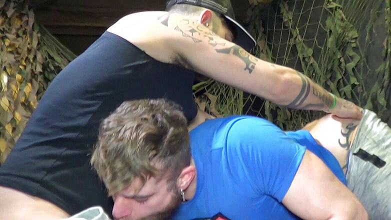 Crunch Boy: Issac eliad dientot sama aday traun di ruang belakang perancis