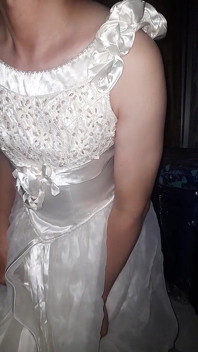 Sperma fließt auf satin-hochzeitskleid