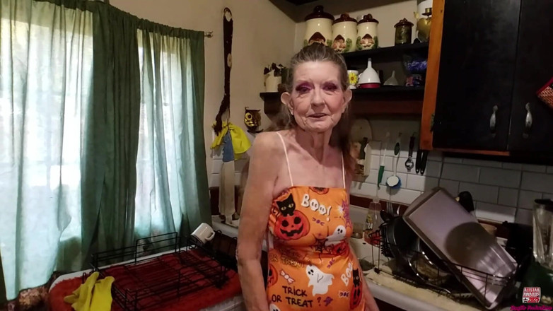 Sexy Sandra N Sir Christopher: Sotto nonna sborra troia pompino nonna fantasia da sola
