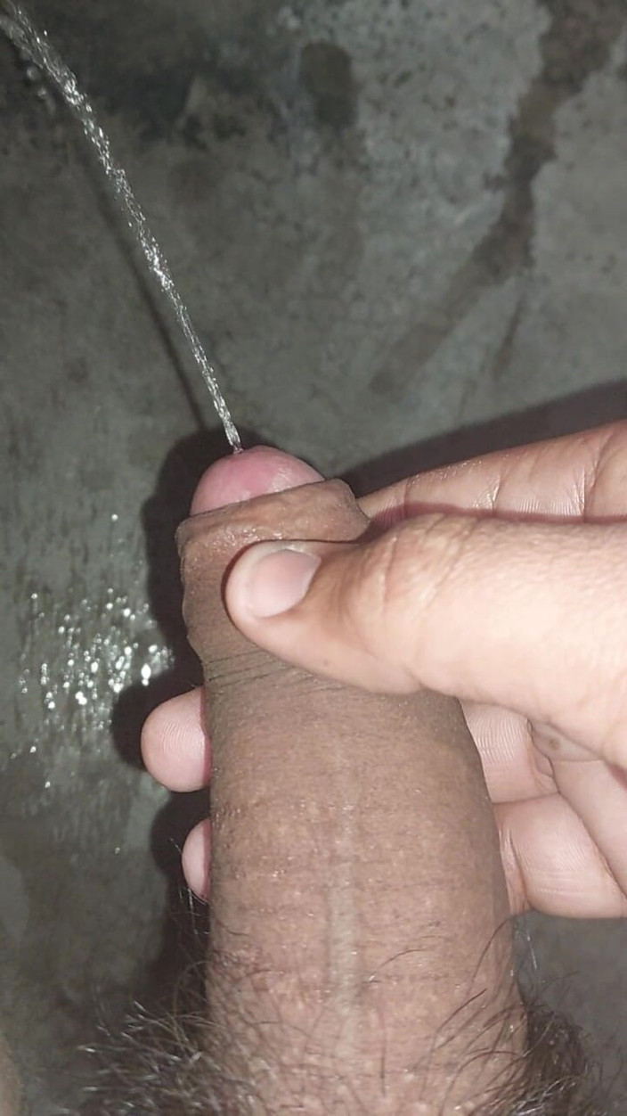 Bigcocka: Aku lagi asik nikmatin kontol ngacengku