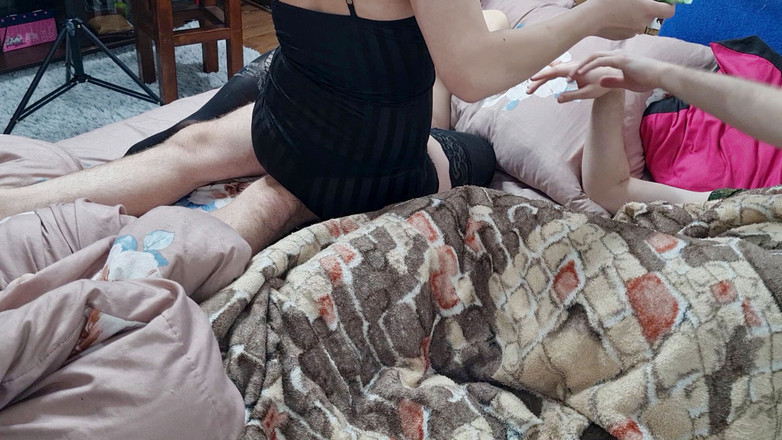 Viktoria_sekret: Дружина розмовляє з чоловіком і бере член свого друга, частина 1